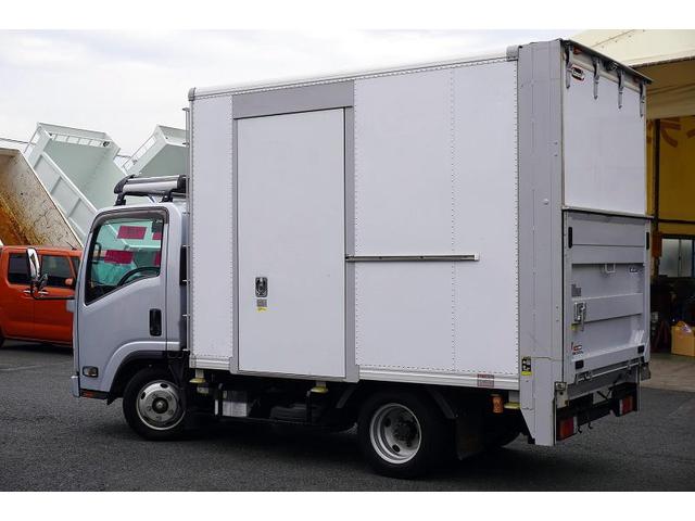 エルフトラック 10尺 パネルバン 2トン サイドドア 跳上垂直パワーゲート 積載2000kg ラッシング4段 床フック 箱ラダー付 ルーフキャリア バックカメラ ETC2.0 ナビ 左電格ミラー フォグランプ 衝突軽減ブレーキ 全低床 AT 標準幅 ショート アルミバン(7枚目)