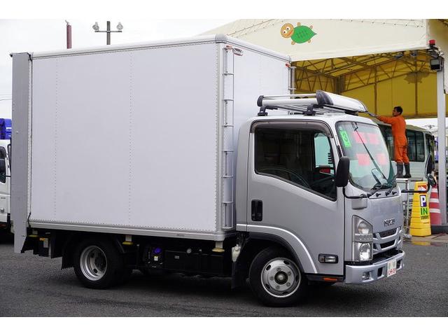エルフトラック 10尺 パネルバン 2トン サイドドア 跳上垂直パワーゲート 積載2000kg ラッシング4段 床フック 箱ラダー付 ルーフキャリア バックカメラ ETC2.0 ナビ 左電格ミラー フォグランプ 衝突軽減ブレーキ 全低床 AT 標準幅 ショート アルミバン(8枚目)