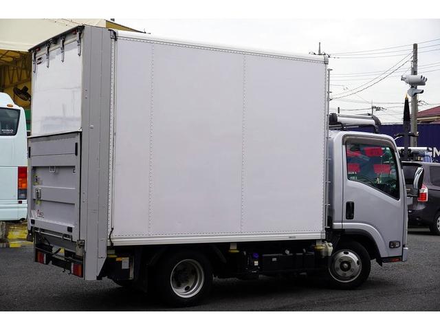 エルフトラック 10尺 パネルバン 2トン サイドドア 跳上垂直パワーゲート 積載2000kg ラッシング4段 床フック 箱ラダー付 ルーフキャリア バックカメラ ETC2.0 ナビ 左電格ミラー フォグランプ 衝突軽減ブレーキ 全低床 AT 標準幅 ショート アルミバン(9枚目)
