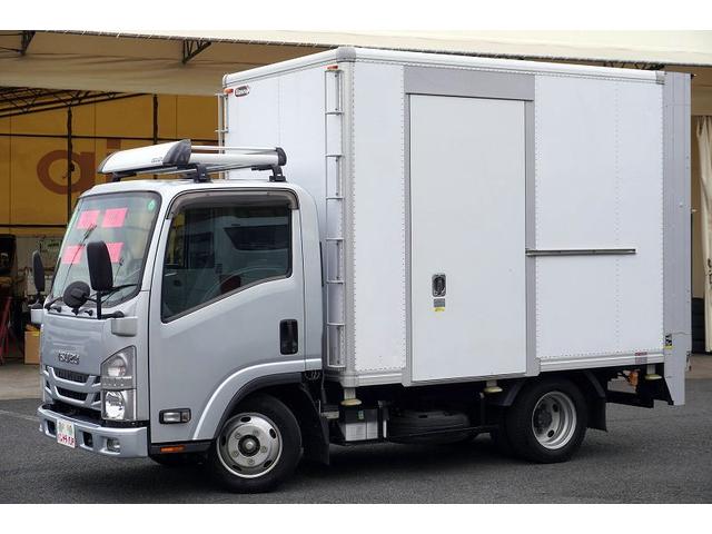 エルフトラック 10尺 パネルバン 2トン サイドドア 跳上垂直パワーゲート 積載2000kg ラッシング4段 床フック 箱ラダー付 ルーフキャリア バックカメラ ETC2.0 ナビ 左電格ミラー フォグランプ 衝突軽減ブレーキ 全低床 AT 標準幅 ショート アルミバン(10枚目)