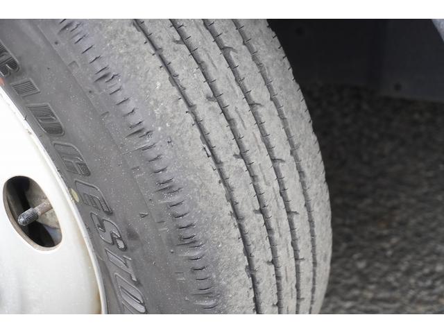 エルフトラック 10尺 パネルバン 2トン サイドドア 跳上垂直パワーゲート 積載2000kg ラッシング4段 床フック 箱ラダー付 ルーフキャリア バックカメラ ETC2.0 ナビ 左電格ミラー フォグランプ 衝突軽減ブレーキ 全低床 AT 標準幅 ショート アルミバン(11枚目)