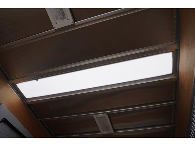 エルフトラック 10尺 パネルバン 2トン サイドドア 跳上垂直パワーゲート 積載2000kg ラッシング4段 床フック 箱ラダー付 ルーフキャリア バックカメラ ETC2.0 ナビ 左電格ミラー フォグランプ 衝突軽減ブレーキ 全低床 AT 標準幅 ショート アルミバン(15枚目)