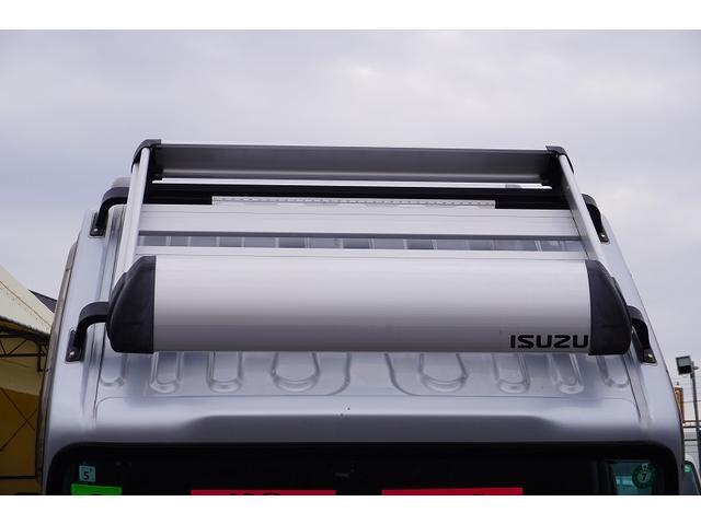 エルフトラック 10尺 パネルバン 2トン サイドドア 跳上垂直パワーゲート 積載2000kg ラッシング4段 床フック 箱ラダー付 ルーフキャリア バックカメラ ETC2.0 ナビ 左電格ミラー フォグランプ 衝突軽減ブレーキ 全低床 AT 標準幅 ショート アルミバン(16枚目)