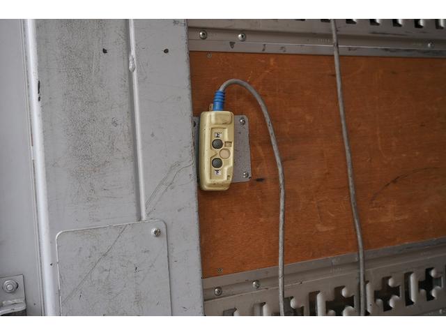 エルフトラック 10尺 パネルバン 2トン サイドドア 跳上垂直パワーゲート 積載2000kg ラッシング4段 床フック 箱ラダー付 ルーフキャリア バックカメラ ETC2.0 ナビ 左電格ミラー フォグランプ 衝突軽減ブレーキ 全低床 AT 標準幅 ショート アルミバン(18枚目)