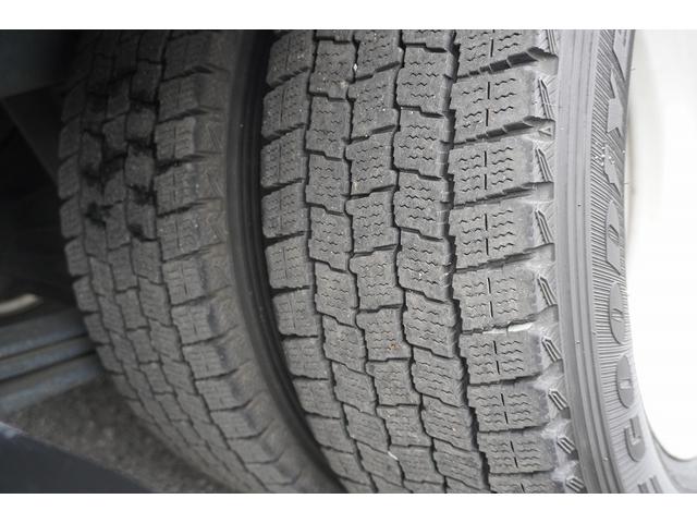 エルフトラック 10尺 パネルバン 2トン サイドドア 跳上垂直パワーゲート 積載2000kg ラッシング4段 床フック 箱ラダー付 ルーフキャリア バックカメラ ETC2.0 ナビ 左電格ミラー フォグランプ 衝突軽減ブレーキ 全低床 AT 標準幅 ショート アルミバン(19枚目)