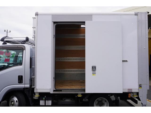 エルフトラック 10尺 パネルバン 2トン サイドドア 跳上垂直パワーゲート 積載2000kg ラッシング4段 床フック 箱ラダー付 ルーフキャリア バックカメラ ETC2.0 ナビ 左電格ミラー フォグランプ 衝突軽減ブレーキ 全低床 AT 標準幅 ショート アルミバン(22枚目)