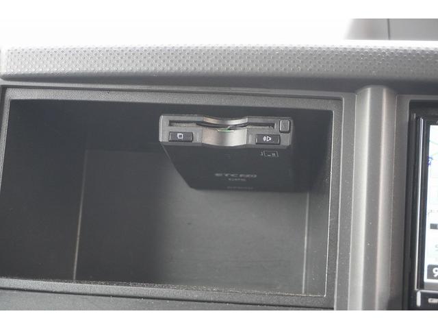 エルフトラック 10尺 パネルバン 2トン サイドドア 跳上垂直パワーゲート 積載2000kg ラッシング4段 床フック 箱ラダー付 ルーフキャリア バックカメラ ETC2.0 ナビ 左電格ミラー フォグランプ 衝突軽減ブレーキ 全低床 AT 標準幅 ショート アルミバン(24枚目)