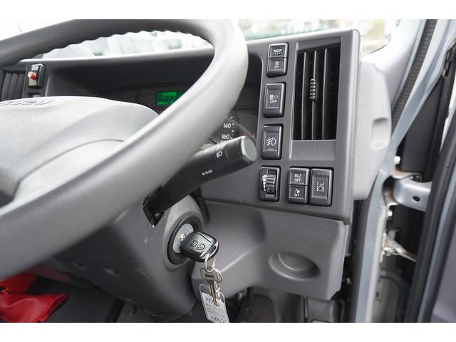 エルフトラック 10尺 パネルバン 2トン サイドドア 跳上垂直パワーゲート 積載2000kg ラッシング4段 床フック 箱ラダー付 ルーフキャリア バックカメラ ETC2.0 ナビ 左電格ミラー フォグランプ 衝突軽減ブレーキ 全低床 AT 標準幅 ショート アルミバン(28枚目)