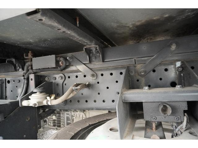 エルフトラック 10尺 パネルバン 2トン サイドドア 跳上垂直パワーゲート 積載2000kg ラッシング4段 床フック 箱ラダー付 ルーフキャリア バックカメラ ETC2.0 ナビ 左電格ミラー フォグランプ 衝突軽減ブレーキ 全低床 AT 標準幅 ショート アルミバン(30枚目)