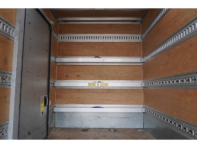 エルフトラック 10尺 パネルバン 2トン サイドドア 跳上垂直パワーゲート 積載2000kg ラッシング4段 床フック 箱ラダー付 ルーフキャリア バックカメラ ETC2.0 ナビ 左電格ミラー フォグランプ 衝突軽減ブレーキ 全低床 AT 標準幅 ショート アルミバン(32枚目)