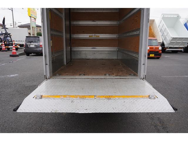 エルフトラック 10尺 パネルバン 2トン サイドドア 跳上垂直パワーゲート 積載2000kg ラッシング4段 床フック 箱ラダー付 ルーフキャリア バックカメラ ETC2.0 ナビ 左電格ミラー フォグランプ 衝突軽減ブレーキ 全低床 AT 標準幅 ショート アルミバン(42枚目)