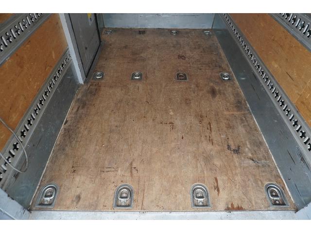 エルフトラック 10尺 パネルバン 2トン サイドドア 跳上垂直パワーゲート 積載2000kg ラッシング4段 床フック 箱ラダー付 ルーフキャリア バックカメラ ETC2.0 ナビ 左電格ミラー フォグランプ 衝突軽減ブレーキ 全低床 AT 標準幅 ショート アルミバン(43枚目)