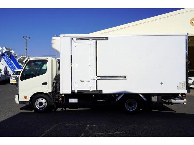 デュトロ ワイドロング 冷蔵冷凍車 3トン 格納パワーゲート 低温 積載2950kg リフト サイドドア -30度設定 荷台シマ板張り 送風機 ラッシング2段 左電格ミラー LEDヘッドライト フォグランプ バックカメラ 坂道発進補助 電動パーキングブレーキ 東プレ製(3枚目)