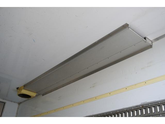 デュトロ ワイドロング 冷蔵冷凍車 3トン 格納パワーゲート 低温 積載2950kg リフト サイドドア -30度設定 荷台シマ板張り 送風機 ラッシング2段 左電格ミラー LEDヘッドライト フォグランプ バックカメラ 坂道発進補助 電動パーキングブレーキ 東プレ製(19枚目)