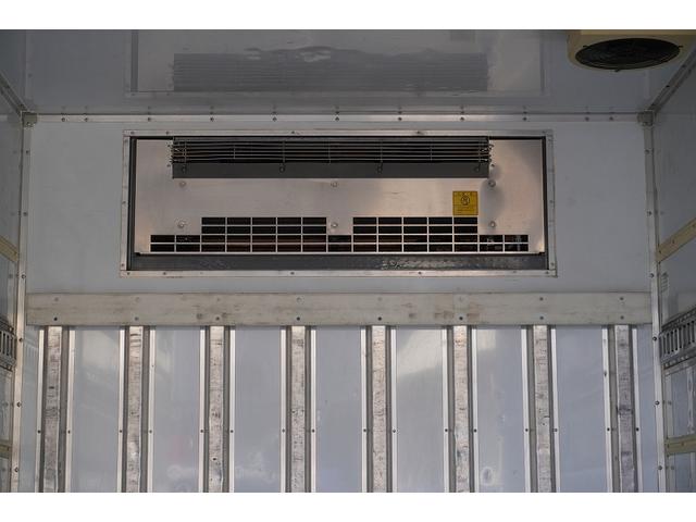 デュトロ ワイドロング 冷蔵冷凍車 3トン 格納パワーゲート 低温 積載2950kg リフト サイドドア -30度設定 荷台シマ板張り 送風機 ラッシング2段 左電格ミラー LEDヘッドライト フォグランプ バックカメラ 坂道発進補助 電動パーキングブレーキ 東プレ製(20枚目)