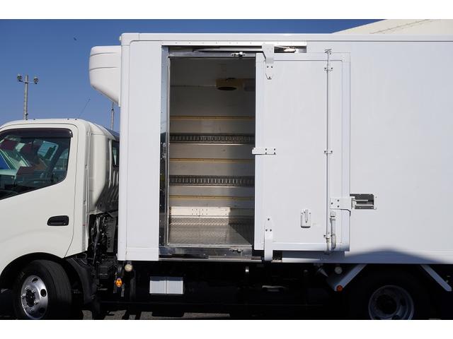 デュトロ ワイドロング 冷蔵冷凍車 3トン 格納パワーゲート 低温 積載2950kg リフト サイドドア -30度設定 荷台シマ板張り 送風機 ラッシング2段 左電格ミラー LEDヘッドライト フォグランプ バックカメラ 坂道発進補助 電動パーキングブレーキ 東プレ製(22枚目)