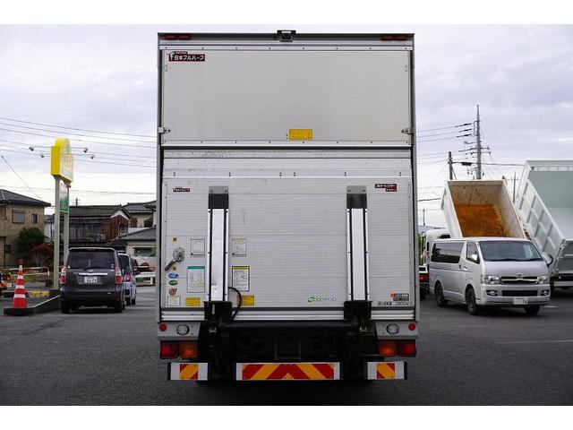 フォワード 4トン ベッド付 アルミバン 6.2m長 跳上パワーゲート 標準幅 積載2850kg リーフサス ラッシング2段 導風板 バックカメラ ETC 坂道発進補助 HIDヘッドライト メッキ 日本フルハーフ製 6速MT 箱内当て物付き リフト(8枚目)