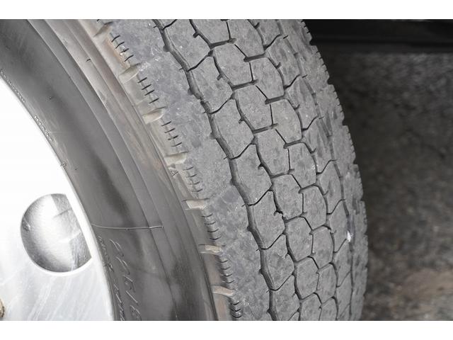 フォワード 4トン ベッド付 アルミバン 6.2m長 跳上パワーゲート 標準幅 積載2850kg リーフサス ラッシング2段 導風板 バックカメラ ETC 坂道発進補助 HIDヘッドライト メッキ 日本フルハーフ製 6速MT 箱内当て物付き リフト(11枚目)