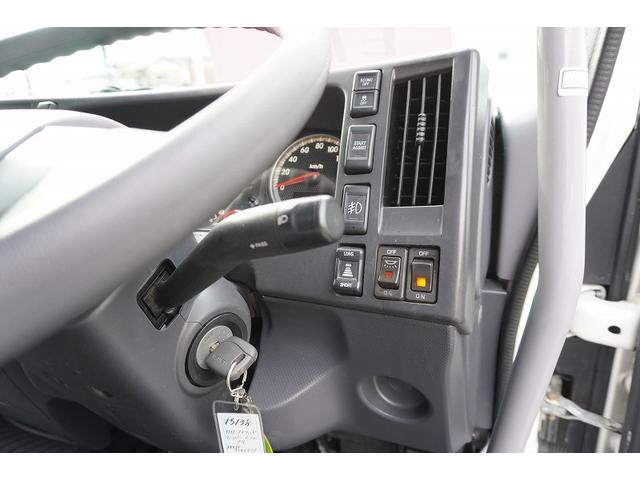 フォワード 4トン ベッド付 アルミバン 6.2m長 跳上パワーゲート 標準幅 積載2850kg リーフサス ラッシング2段 導風板 バックカメラ ETC 坂道発進補助 HIDヘッドライト メッキ 日本フルハーフ製 6速MT 箱内当て物付き リフト(18枚目)