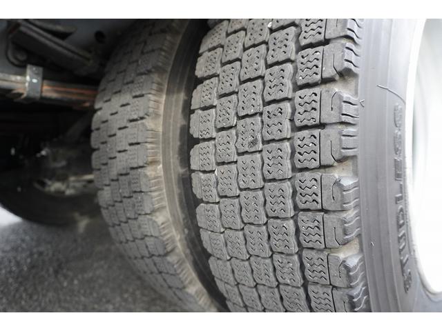 フォワード 4トン ベッド付 アルミバン 6.2m長 跳上パワーゲート 標準幅 積載2850kg リーフサス ラッシング2段 導風板 バックカメラ ETC 坂道発進補助 HIDヘッドライト メッキ 日本フルハーフ製 6速MT 箱内当て物付き リフト(19枚目)