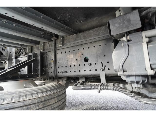 フォワード 4トン ベッド付 アルミバン 6.2m長 跳上パワーゲート 標準幅 積載2850kg リーフサス ラッシング2段 導風板 バックカメラ ETC 坂道発進補助 HIDヘッドライト メッキ 日本フルハーフ製 6速MT 箱内当て物付き リフト(32枚目)