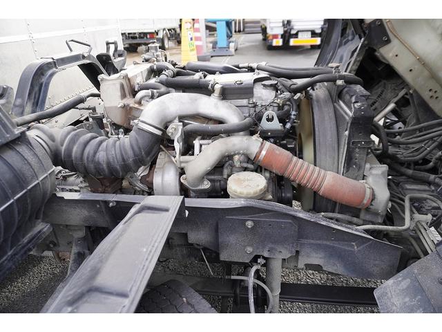 フォワード 4トン ベッド付 アルミバン 6.2m長 跳上パワーゲート 標準幅 積載2850kg リーフサス ラッシング2段 導風板 バックカメラ ETC 坂道発進補助 HIDヘッドライト メッキ 日本フルハーフ製 6速MT 箱内当て物付き リフト(40枚目)