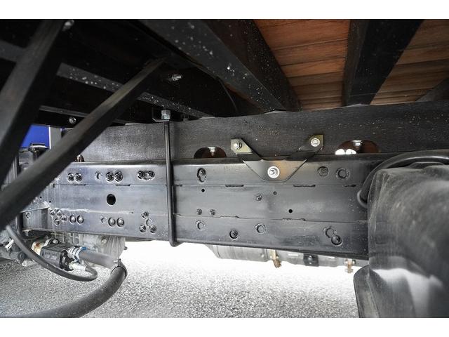 ファイター 増トン　ワイド　４段クレーン　アルミブロック　ラジコン　ベッド付　積載７４００ｋｇ　タダノ製　５．５ｍ長　フックイン　２．９３ｔ吊　差違いアウトリガー　落込フック５対　セイコーラック　坂道発進補助　メッキ　衝突軽減ブレーキ　車線逸脱警報　６速ＭＴ（18枚目）