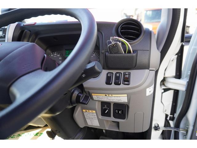 キャンター １０尺　アルミバン　２トン積　サイドドア　ラッシング２段　積載２０００ｋｇ　左電格ミラー　坂道発進補助　スマートキー　ＬＥＤヘッドライト　フォグランプ　衝突軽減ブレーキ　車線逸脱警報　５速ＭＴ　標準幅　ショート（26枚目）