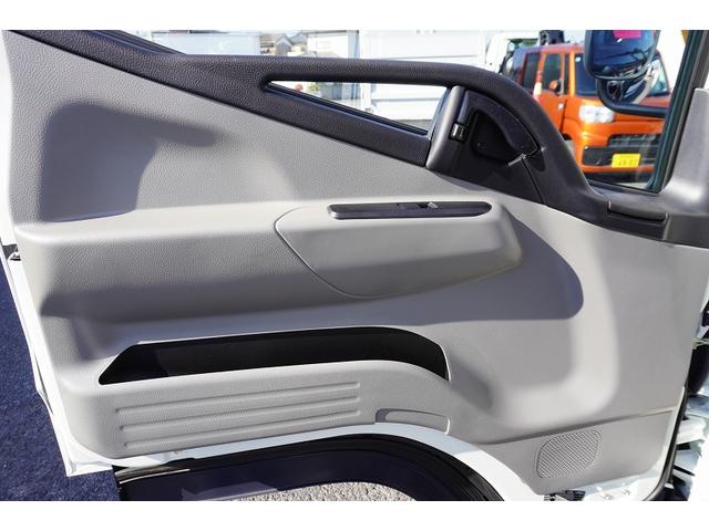 キャンター １０尺　アルミバン　２トン積　サイドドア　ラッシング２段　積載２０００ｋｇ　左電格ミラー　坂道発進補助　スマートキー　ＬＥＤヘッドライト　フォグランプ　衝突軽減ブレーキ　車線逸脱警報　５速ＭＴ　標準幅　ショート（27枚目）