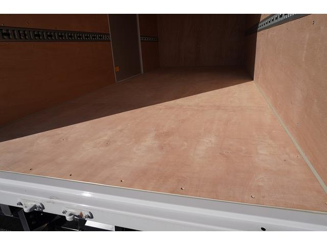 キャンター ロング　アルミバン　３トン積　サイドドア　ラッシング２段　標準幅　積載３０００ｋｇ　左電格ミラー　坂道発進補助　スマートキー　ＬＥＤヘッドライト　フォグランプ　９０度ストッパー　パブコ製　衝突軽減ブレーキ　車線逸脱警報　５速ＭＴ（11枚目）