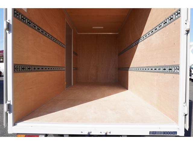 キャンター ロング　アルミバン　３トン積　サイドドア　ラッシング２段　標準幅　積載３０００ｋｇ　左電格ミラー　坂道発進補助　スマートキー　ＬＥＤヘッドライト　フォグランプ　９０度ストッパー　パブコ製　衝突軽減ブレーキ　車線逸脱警報　５速ＭＴ（15枚目）