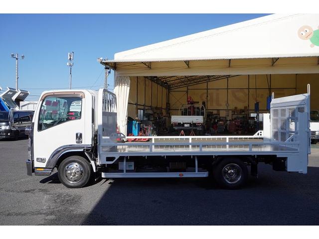 エルフトラック ワイドロング　バイク運搬車　２トン　自動起立垂直パワーゲート　積載２０００ｋｇ　一方開　荷台鉄板張り　アオリロープフック　左電格ミラー　坂道発進補助　フォグランプ　メッキ　６速ＭＴ　ＥＴＣ（4枚目）