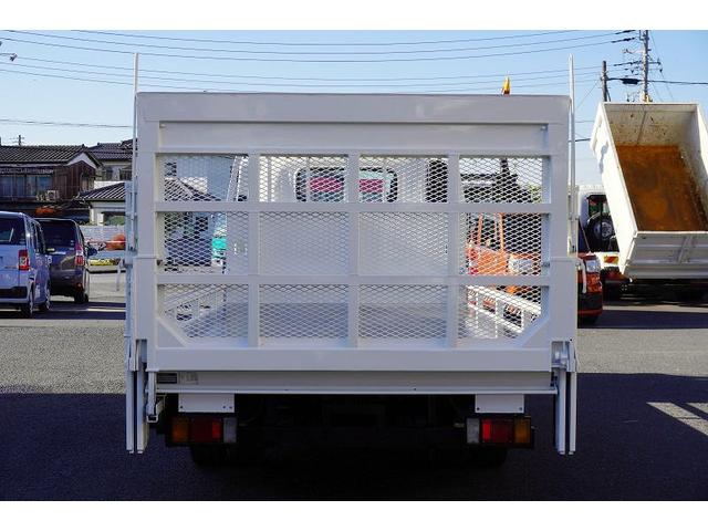 エルフトラック ワイドロング　バイク運搬車　２トン　自動起立垂直パワーゲート　積載２０００ｋｇ　一方開　荷台鉄板張り　アオリロープフック　左電格ミラー　坂道発進補助　フォグランプ　メッキ　６速ＭＴ　ＥＴＣ（5枚目）