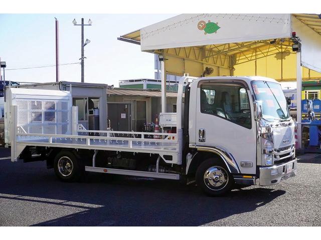 エルフトラック ワイドロング　バイク運搬車　２トン　自動起立垂直パワーゲート　積載２０００ｋｇ　一方開　荷台鉄板張り　アオリロープフック　左電格ミラー　坂道発進補助　フォグランプ　メッキ　６速ＭＴ　ＥＴＣ（7枚目）