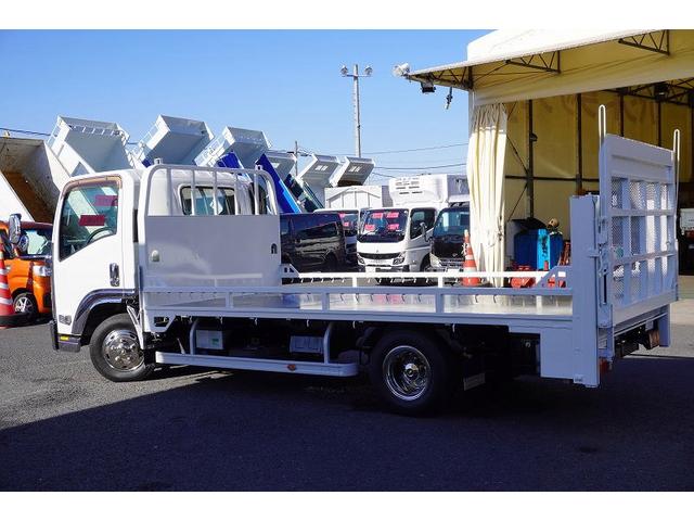 エルフトラック ワイドロング　バイク運搬車　２トン　自動起立垂直パワーゲート　積載２０００ｋｇ　一方開　荷台鉄板張り　アオリロープフック　左電格ミラー　坂道発進補助　フォグランプ　メッキ　６速ＭＴ　ＥＴＣ（9枚目）