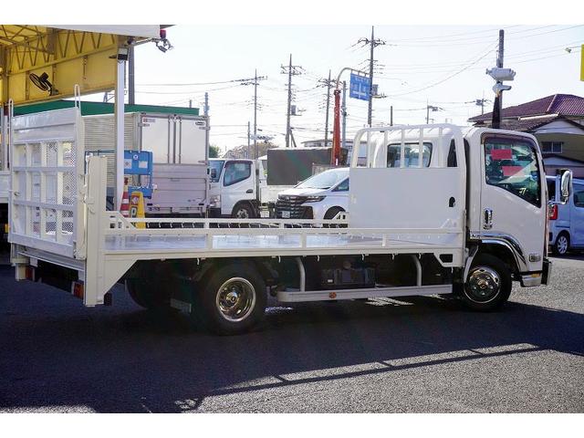 エルフトラック ワイドロング　バイク運搬車　２トン　自動起立垂直パワーゲート　積載２０００ｋｇ　一方開　荷台鉄板張り　アオリロープフック　左電格ミラー　坂道発進補助　フォグランプ　メッキ　６速ＭＴ　ＥＴＣ（10枚目）