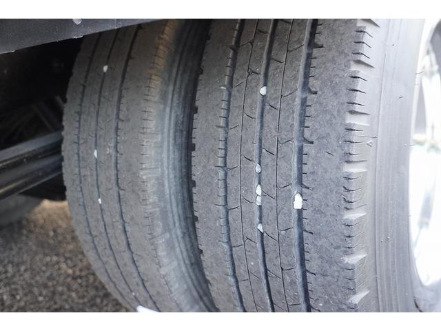 エルフトラック ワイドロング　バイク運搬車　２トン　自動起立垂直パワーゲート　積載２０００ｋｇ　一方開　荷台鉄板張り　アオリロープフック　左電格ミラー　坂道発進補助　フォグランプ　メッキ　６速ＭＴ　ＥＴＣ（11枚目）