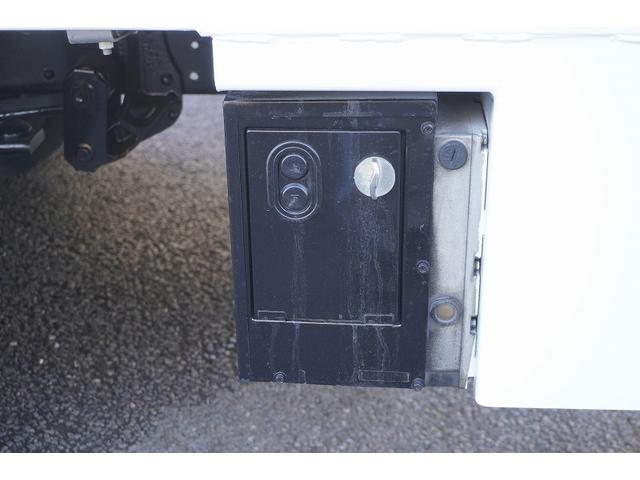 エルフトラック ワイドロング　バイク運搬車　２トン　自動起立垂直パワーゲート　積載２０００ｋｇ　一方開　荷台鉄板張り　アオリロープフック　左電格ミラー　坂道発進補助　フォグランプ　メッキ　６速ＭＴ　ＥＴＣ（12枚目）