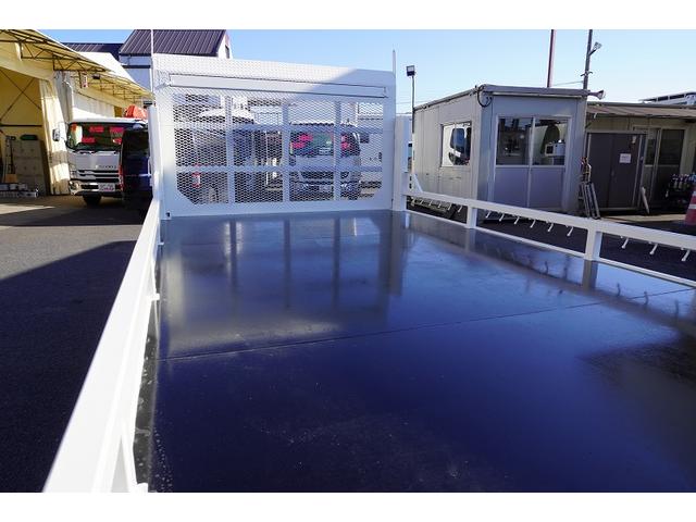 エルフトラック ワイドロング　バイク運搬車　２トン　自動起立垂直パワーゲート　積載２０００ｋｇ　一方開　荷台鉄板張り　アオリロープフック　左電格ミラー　坂道発進補助　フォグランプ　メッキ　６速ＭＴ　ＥＴＣ（13枚目）