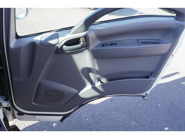 エルフトラック ワイドロング　バイク運搬車　２トン　自動起立垂直パワーゲート　積載２０００ｋｇ　一方開　荷台鉄板張り　アオリロープフック　左電格ミラー　坂道発進補助　フォグランプ　メッキ　６速ＭＴ　ＥＴＣ（14枚目）