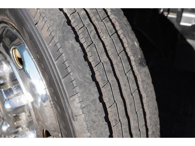 エルフトラック ワイドロング　バイク運搬車　２トン　自動起立垂直パワーゲート　積載２０００ｋｇ　一方開　荷台鉄板張り　アオリロープフック　左電格ミラー　坂道発進補助　フォグランプ　メッキ　６速ＭＴ　ＥＴＣ（15枚目）