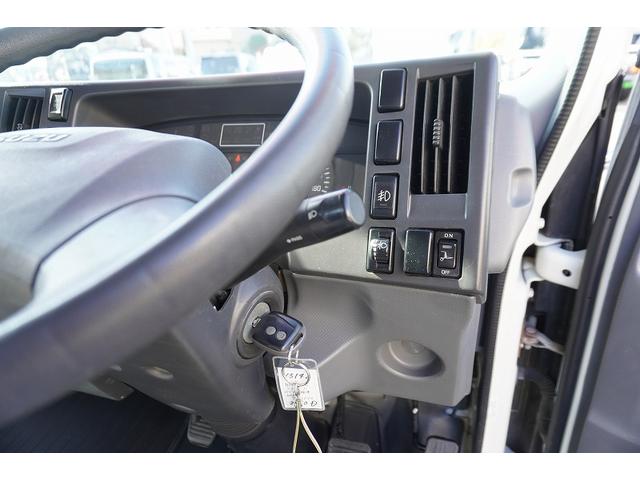 エルフトラック ワイドロング　バイク運搬車　２トン　自動起立垂直パワーゲート　積載２０００ｋｇ　一方開　荷台鉄板張り　アオリロープフック　左電格ミラー　坂道発進補助　フォグランプ　メッキ　６速ＭＴ　ＥＴＣ（18枚目）