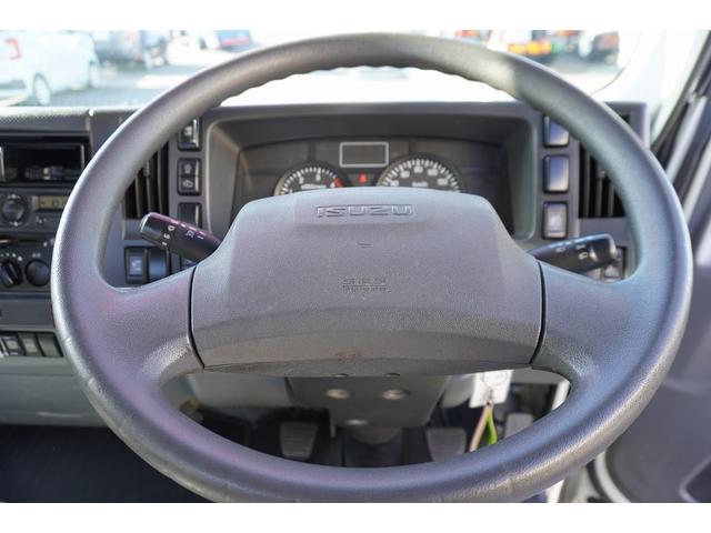 エルフトラック ワイドロング　バイク運搬車　２トン　自動起立垂直パワーゲート　積載２０００ｋｇ　一方開　荷台鉄板張り　アオリロープフック　左電格ミラー　坂道発進補助　フォグランプ　メッキ　６速ＭＴ　ＥＴＣ（21枚目）