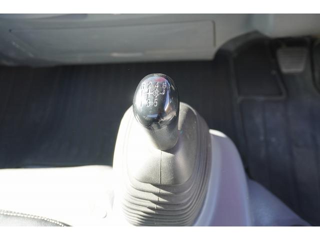 エルフトラック ワイドロング　バイク運搬車　２トン　自動起立垂直パワーゲート　積載２０００ｋｇ　一方開　荷台鉄板張り　アオリロープフック　左電格ミラー　坂道発進補助　フォグランプ　メッキ　６速ＭＴ　ＥＴＣ（26枚目）