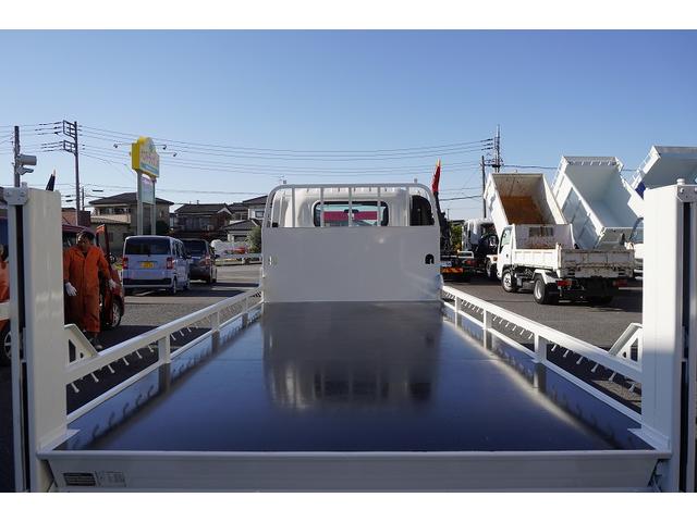 エルフトラック ワイドロング　バイク運搬車　２トン　自動起立垂直パワーゲート　積載２０００ｋｇ　一方開　荷台鉄板張り　アオリロープフック　左電格ミラー　坂道発進補助　フォグランプ　メッキ　６速ＭＴ　ＥＴＣ（28枚目）
