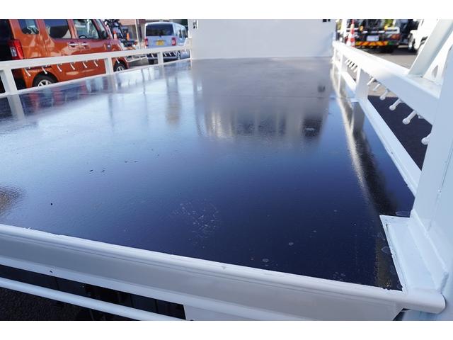 エルフトラック ワイドロング　バイク運搬車　２トン　自動起立垂直パワーゲート　積載２０００ｋｇ　一方開　荷台鉄板張り　アオリロープフック　左電格ミラー　坂道発進補助　フォグランプ　メッキ　６速ＭＴ　ＥＴＣ（31枚目）