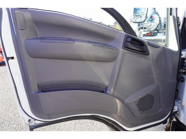 エルフトラック ワイドロング　バイク運搬車　２トン　自動起立垂直パワーゲート　積載２０００ｋｇ　一方開　荷台鉄板張り　アオリロープフック　左電格ミラー　坂道発進補助　フォグランプ　メッキ　６速ＭＴ　ＥＴＣ（40枚目）