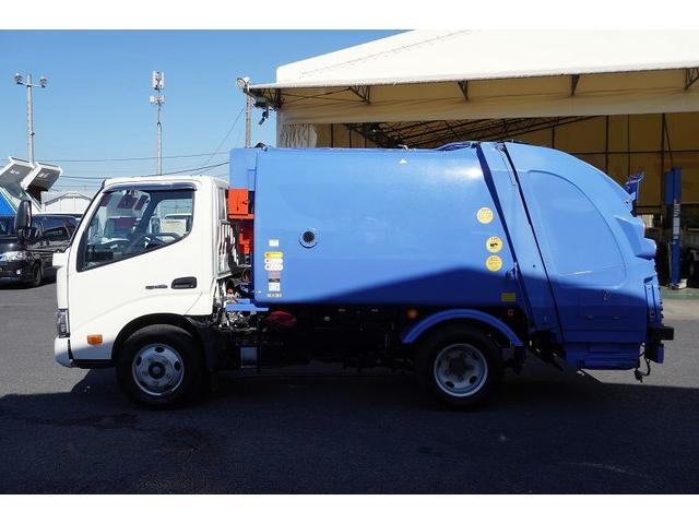デュトロ 標準幅　パッカー車　プレス式　２トン積　４．２立米　単独動作　積載２０００ｋｇ　極東製　汚水タンク　バックカメラ　作業中表示灯　フォグランプ　電動パーキングブレーキ　左電格ミラー　坂道発進補助　５速ＭＴ（3枚目）