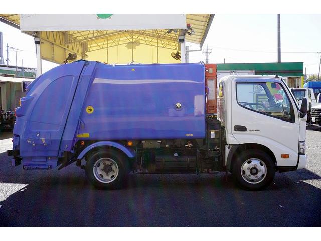 デュトロ 標準幅　パッカー車　プレス式　２トン積　４．２立米　単独動作　積載２０００ｋｇ　極東製　汚水タンク　バックカメラ　作業中表示灯　フォグランプ　電動パーキングブレーキ　左電格ミラー　坂道発進補助　５速ＭＴ（5枚目）