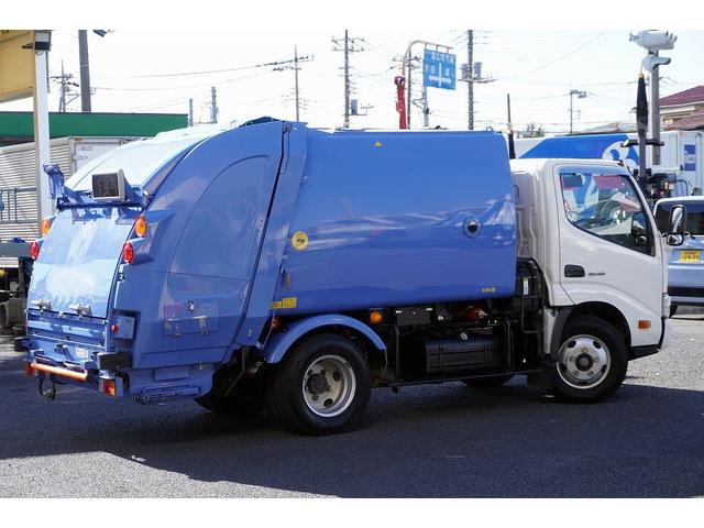 デュトロ 標準幅　パッカー車　プレス式　２トン積　４．２立米　単独動作　積載２０００ｋｇ　極東製　汚水タンク　バックカメラ　作業中表示灯　フォグランプ　電動パーキングブレーキ　左電格ミラー　坂道発進補助　５速ＭＴ（6枚目）